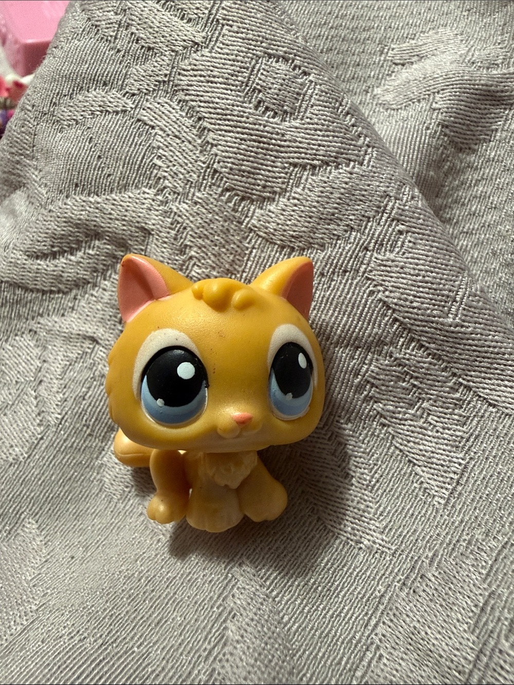 Littlest Pet Shop Yellow Cat with Blue Eyes